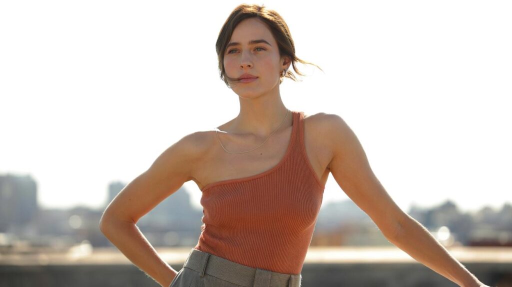 Blusa de um ombro só que valoriza braços e colo nas fotos